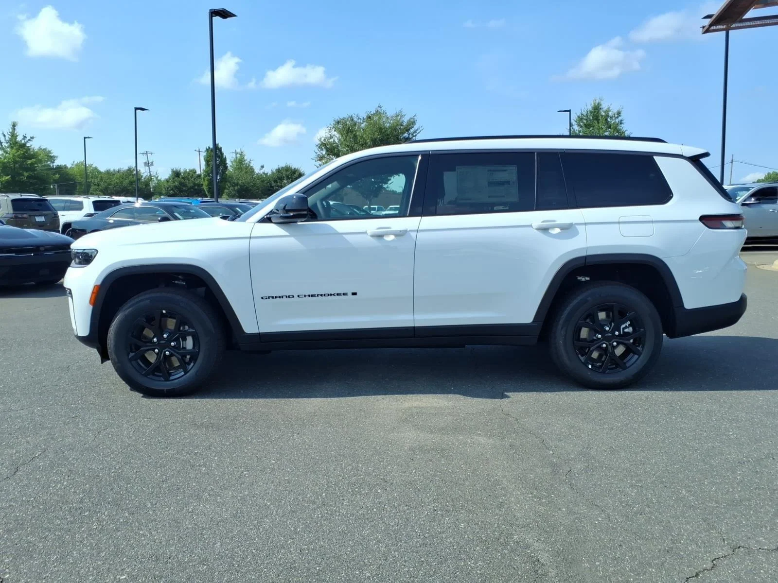 New 2026 Bright White Clear-Coat Exterior Paint Jeep Laredo Altitude image 3