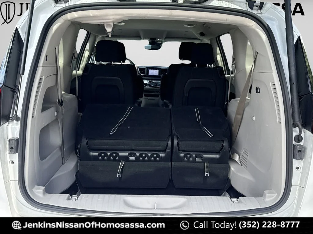 Used 2023 White Chrysler LX image 21