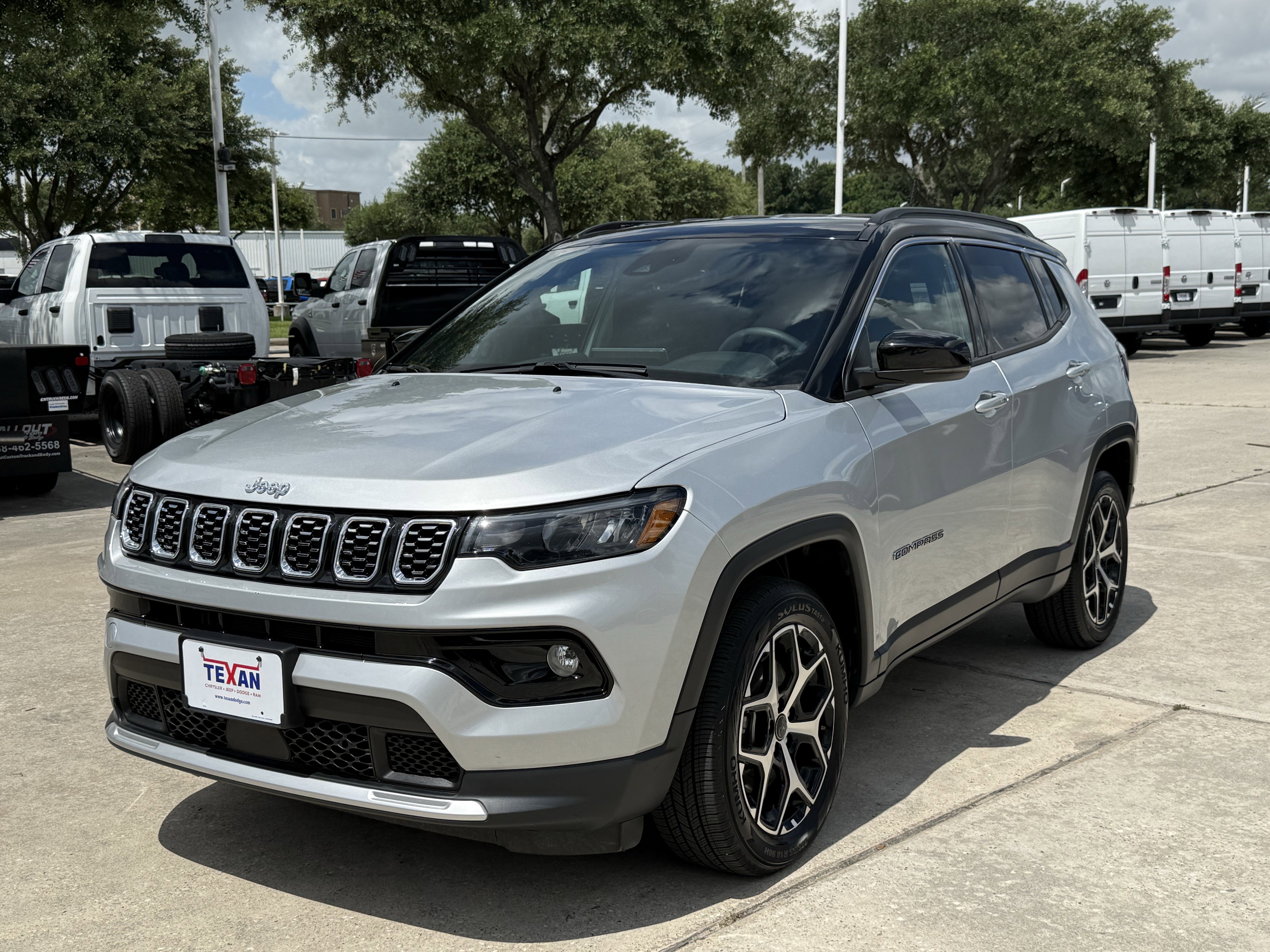 Used 2025 Silver Zynith Metallic Clearcoat Jeep  image 8