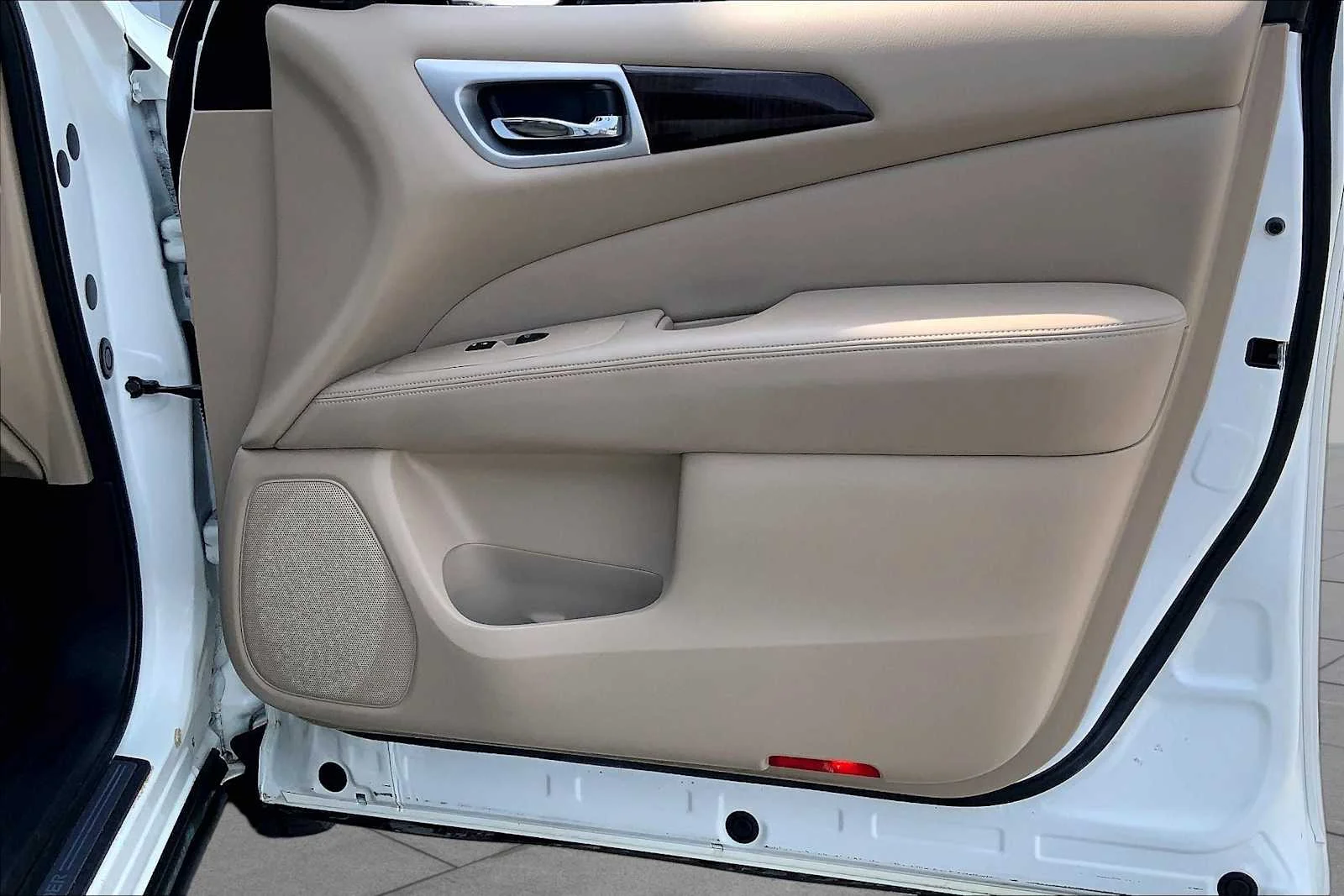 Used 2016 Pearl White Nissan SL image 22