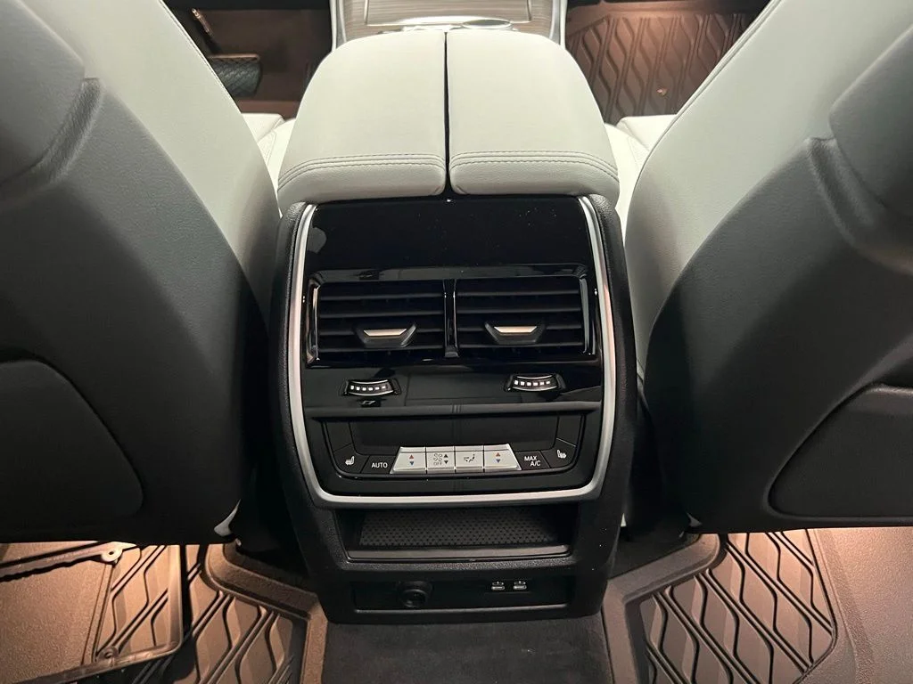 New 2026 Mineral White Metallic BMW xDrive40i image 9