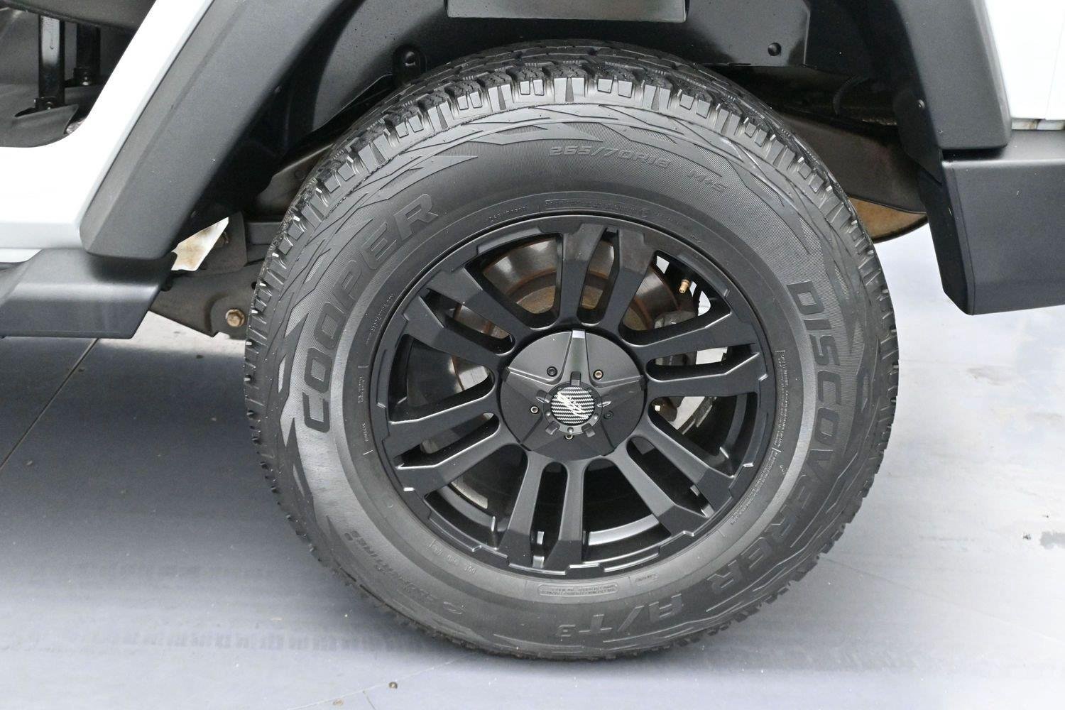 Used 2015 Bright White Clearcoat Jeep Sport image 31