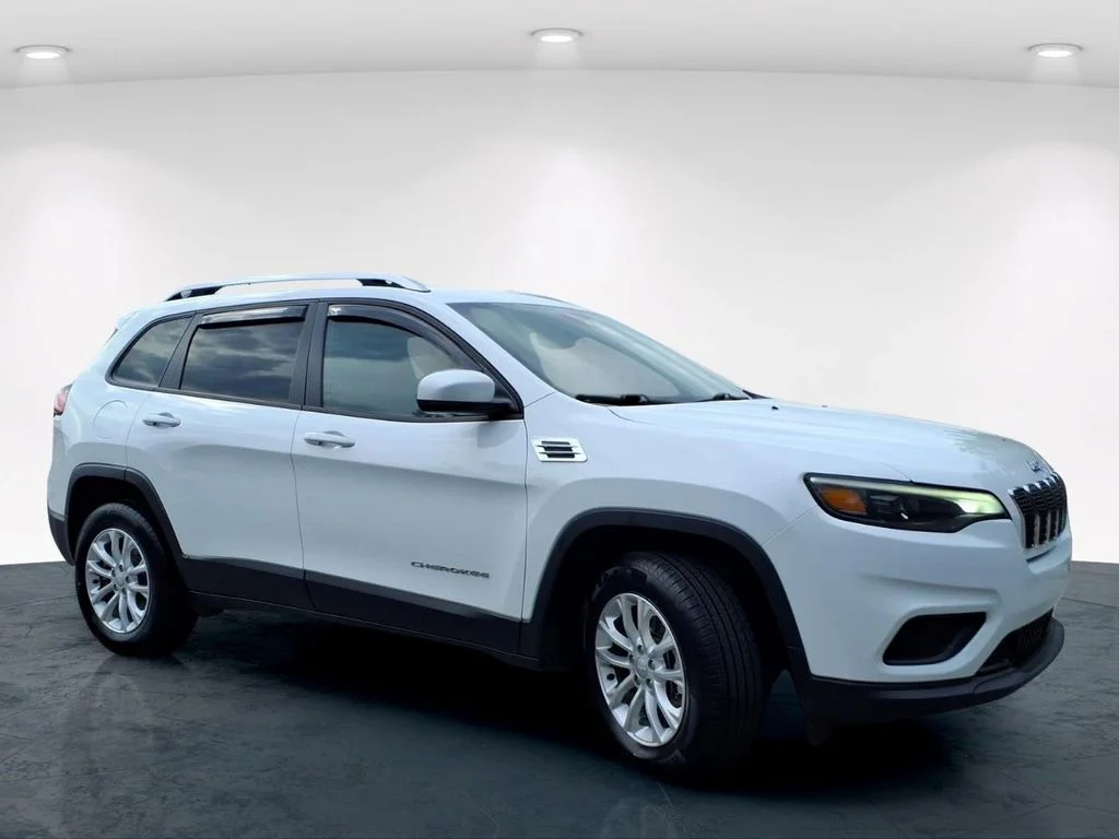 Used 2021 White Jeep Latitude image 5