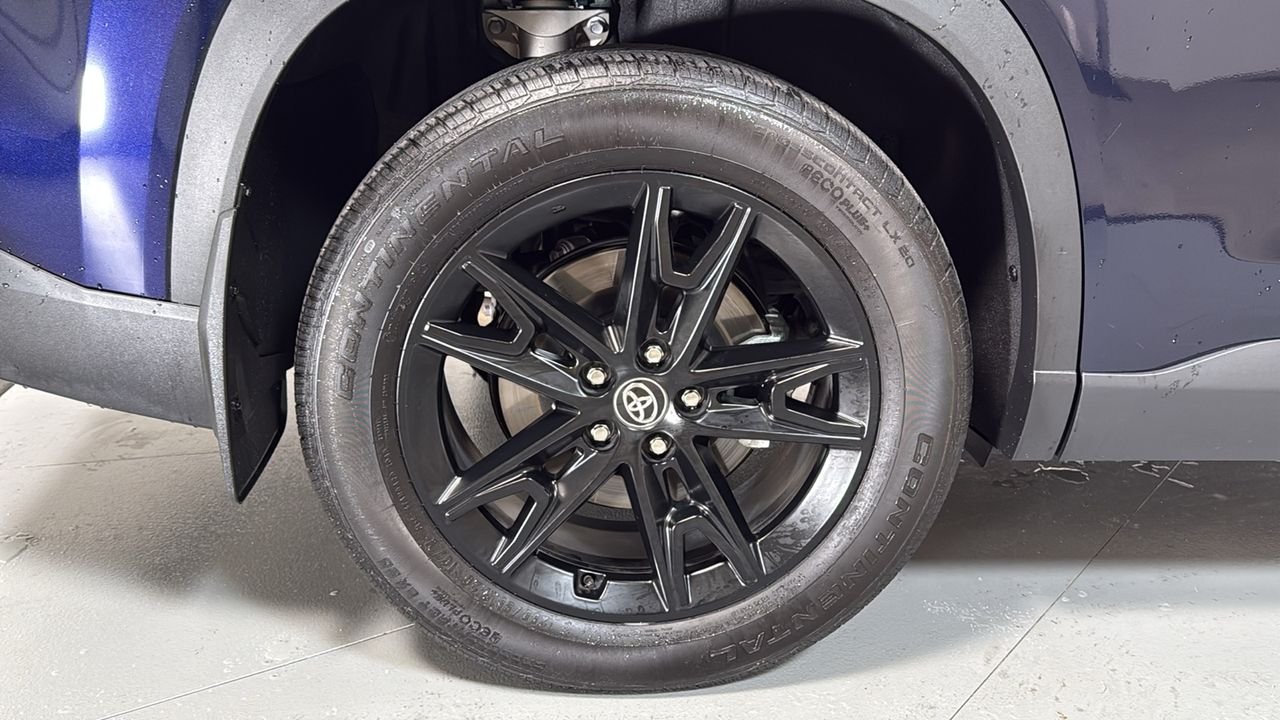 Certified Used 2025  Toyota Platinum image 23