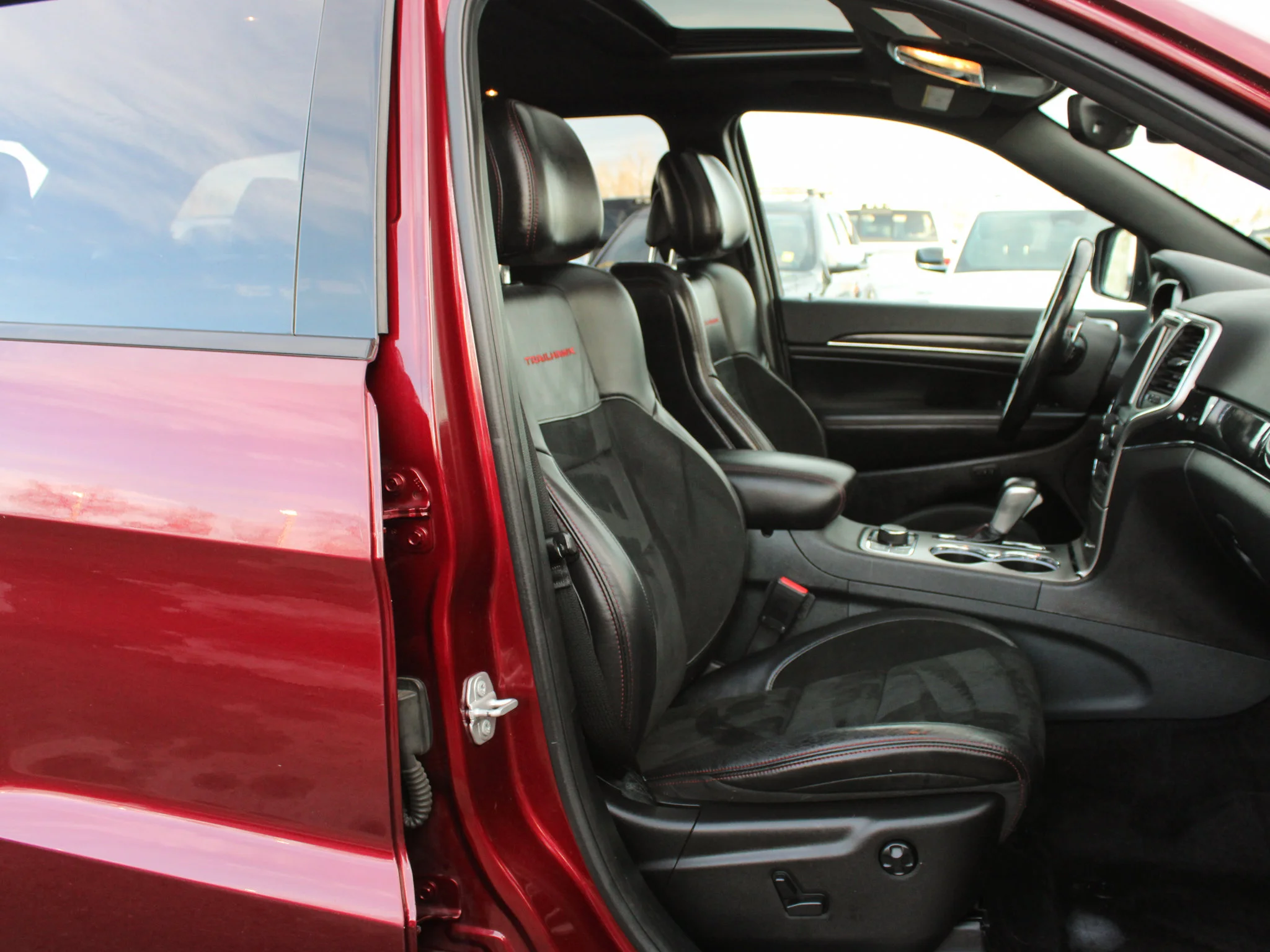 Used 2018 Red Jeep Trailhawk * V6 | Winter Tires | Heated/Vented Seats | Apple CarPlay | Navigation image 20