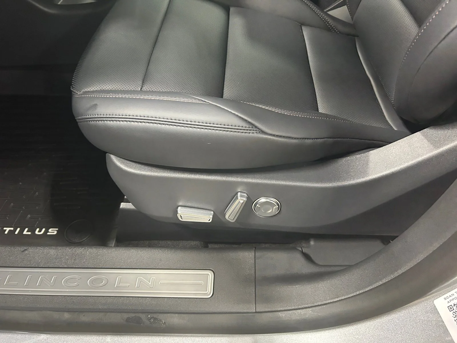 New 2026 Silver Radiance Metallic Clearcoat Lincoln Premiere image 15