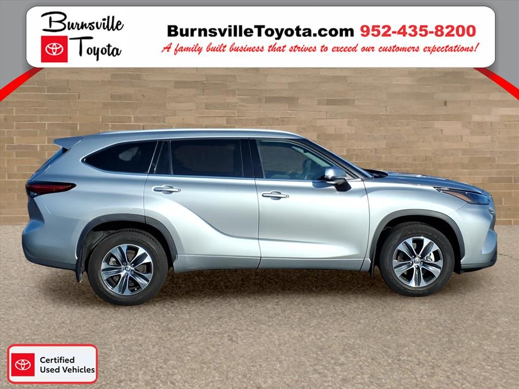 Used 2022 Toyota Highlander XLE with VIN 5TDHZRBH3NS162130 for sale in Burnsville, Minnesota