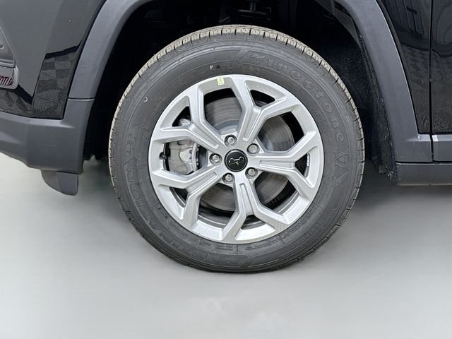 New 2026 Diamond Black Crystal Pearl-Coat Exterior Paint Jeep Latitude image 28