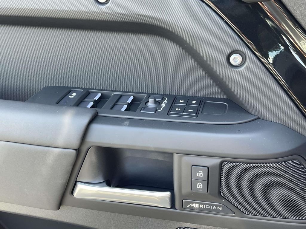 New 2026 Santorini Black Land Rover S image 34