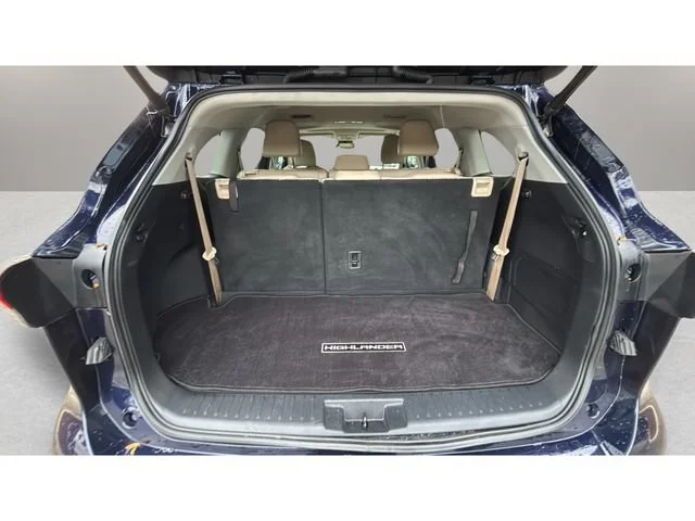 Used 2020  Toyota XLE image 32