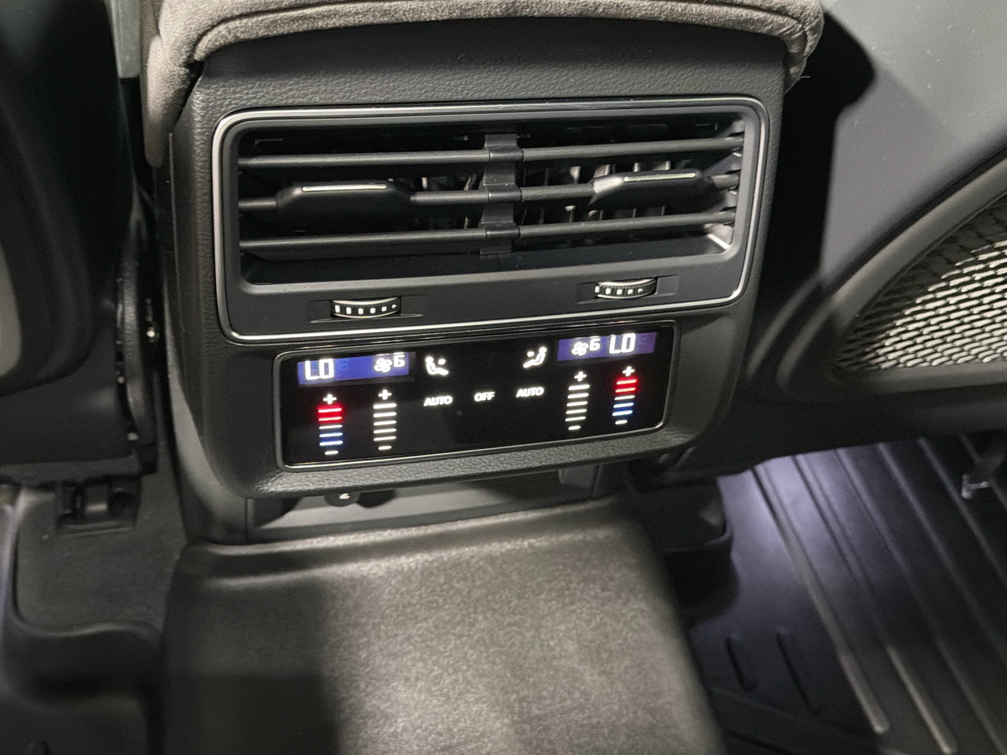 Used 2023 Navarra Blue Metallic Audi 4.0T image 20