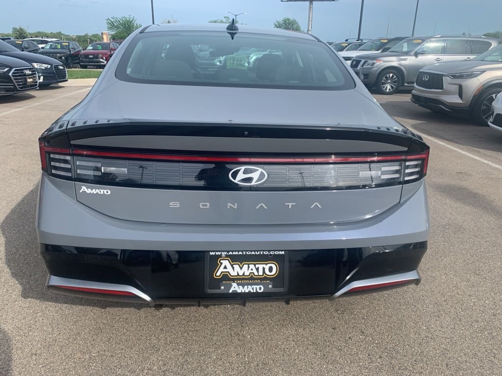 Certified Used 2025 Blue Hyundai SEL image 4