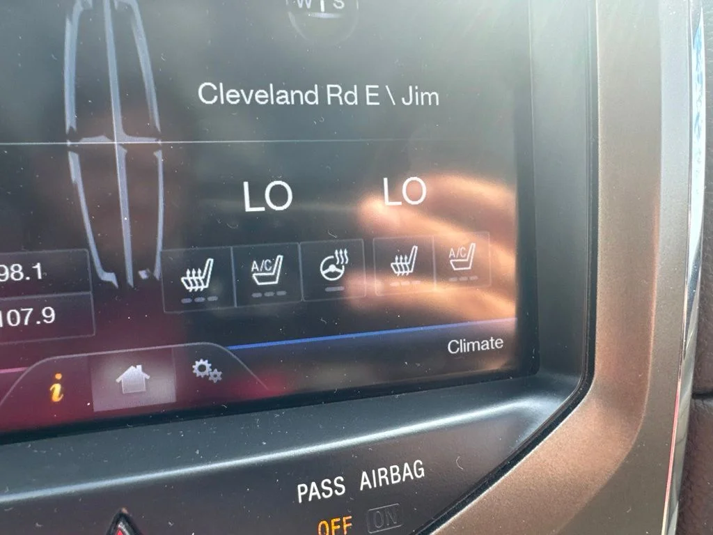 Used 2015 White Lincoln Base image 22