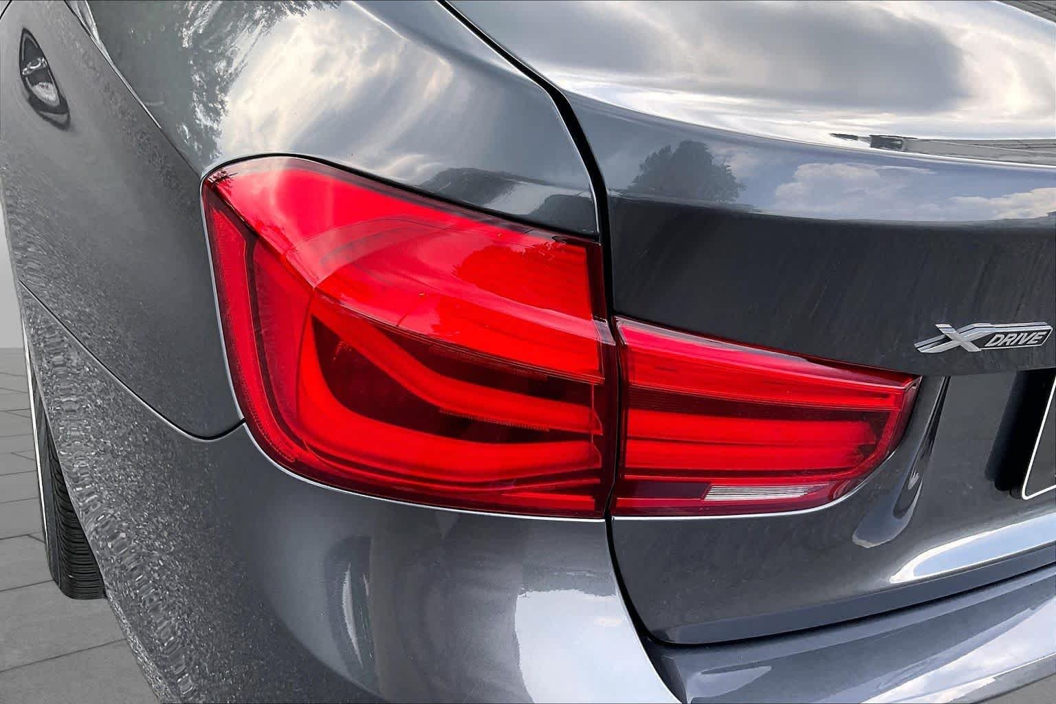 Used 2018 Mineral Gray Metallic BMW 320i xDrive image 29