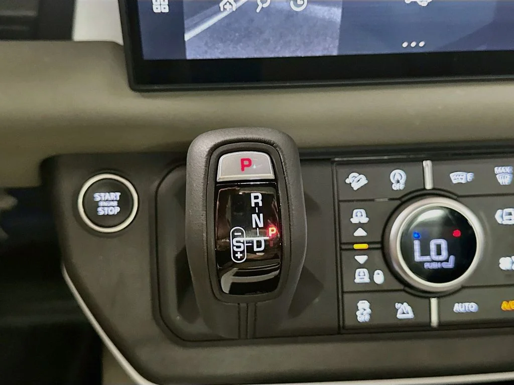 Certified Used 2025 Fuji White Land Rover X-Dynamic SE image 18