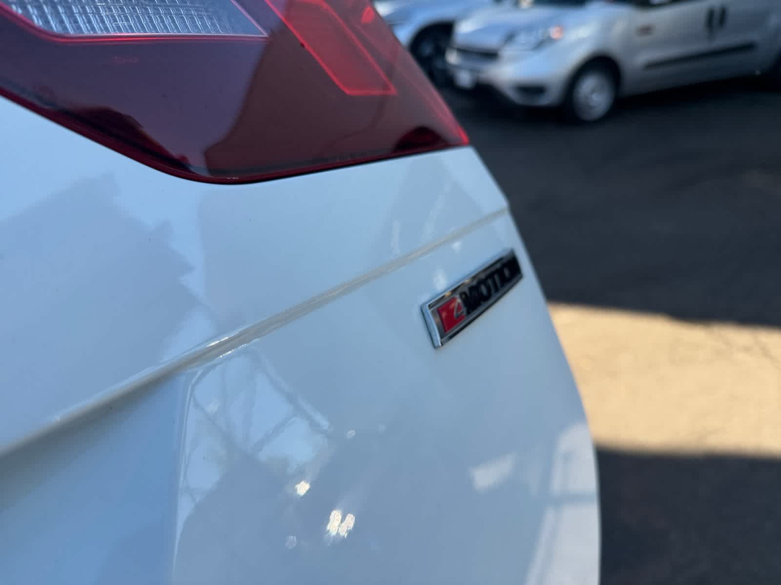 Used 2019 Pure White Volkswagen SE image 27