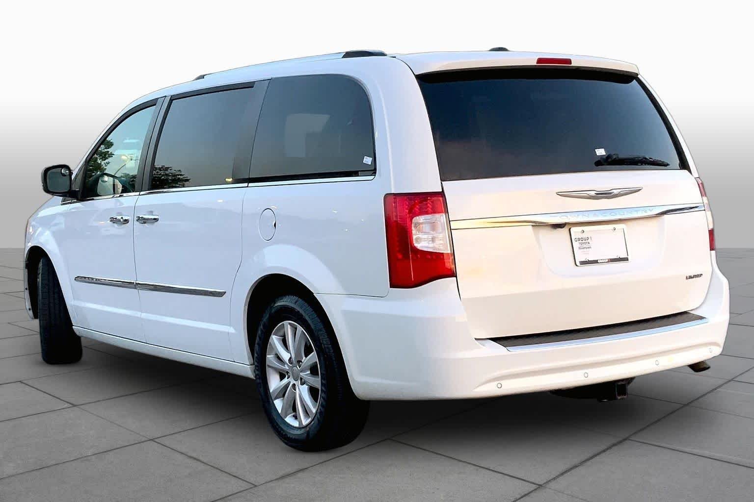 Used 2016 Bright White Clearcoat Chrysler Limited Platinum image 11