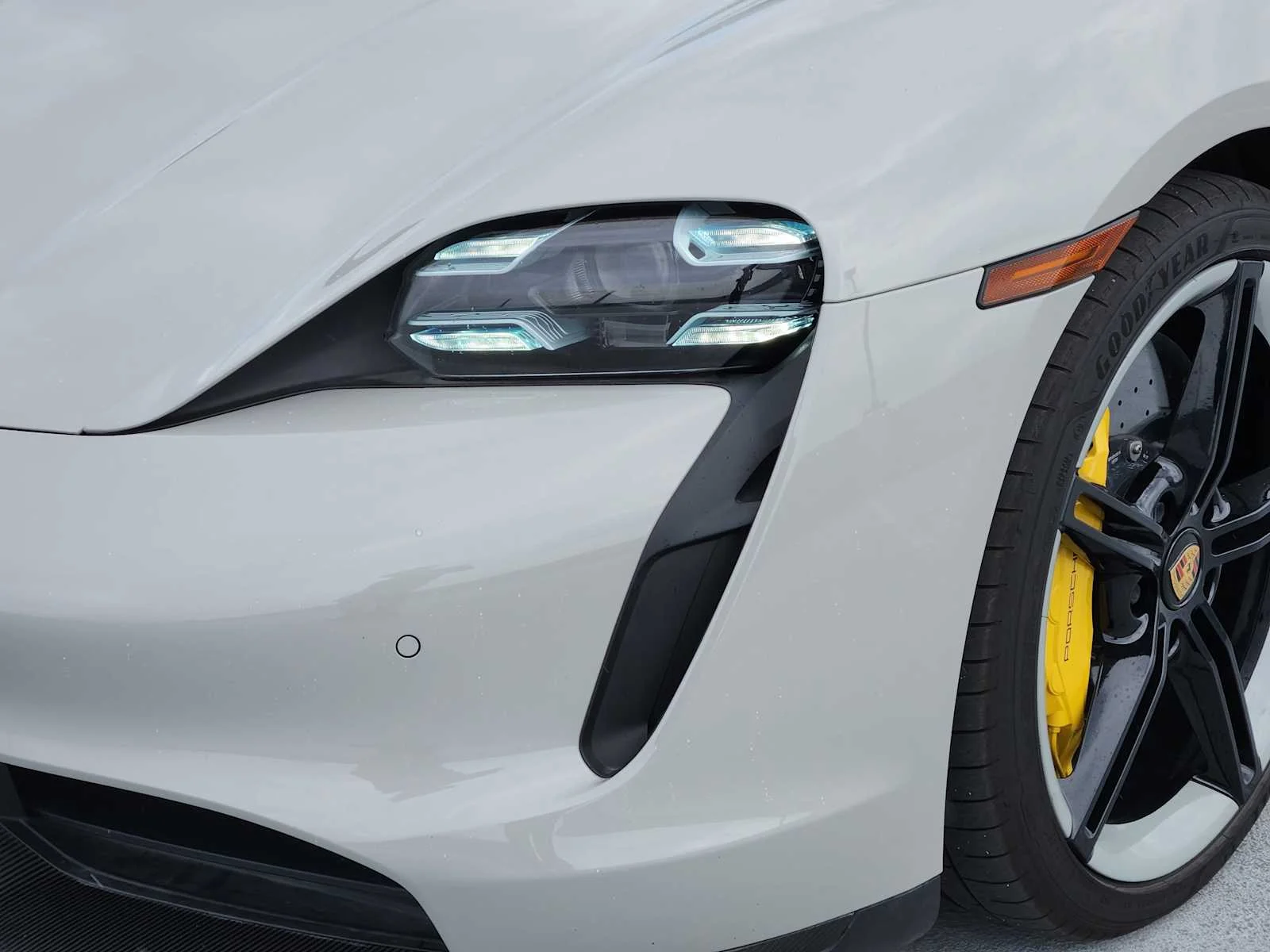 2021 Porsche Taycan Turbo S - Photo 8