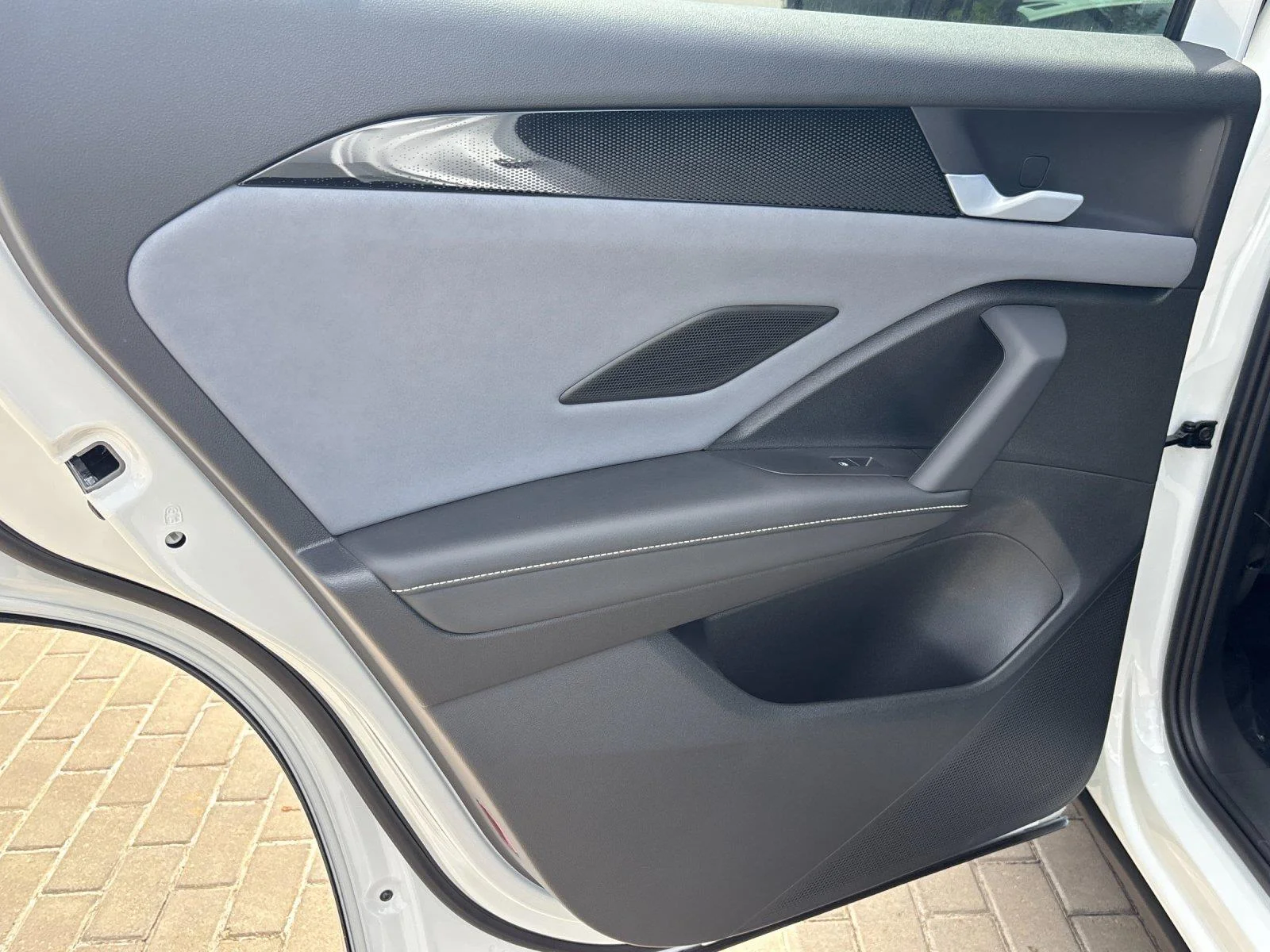 New 2026 Opal White w/Deep Black Roof Volkswagen SE R-Line Black image 31
