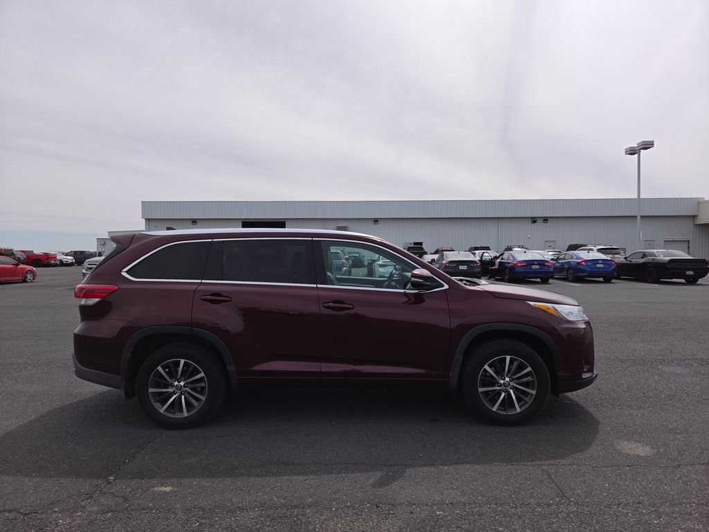 Used 2017 Red Toyota XLE image 6