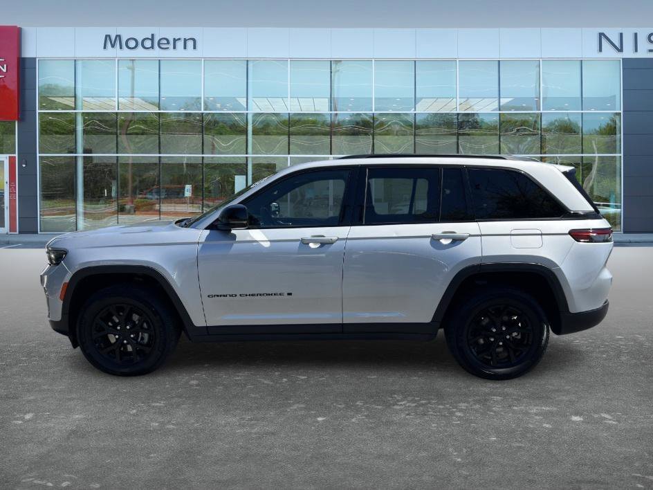 Used 2024 Silver Zynith Jeep Altitude image 8