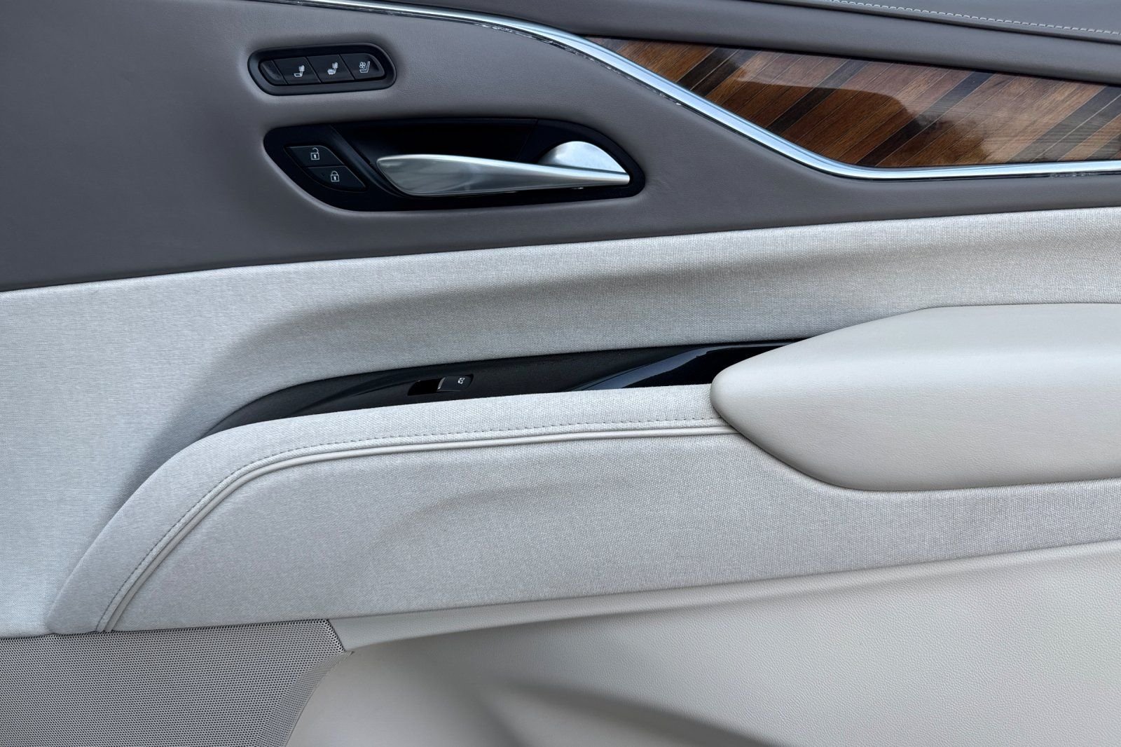 Used 2024 White Cadillac Sport Platinum image 22