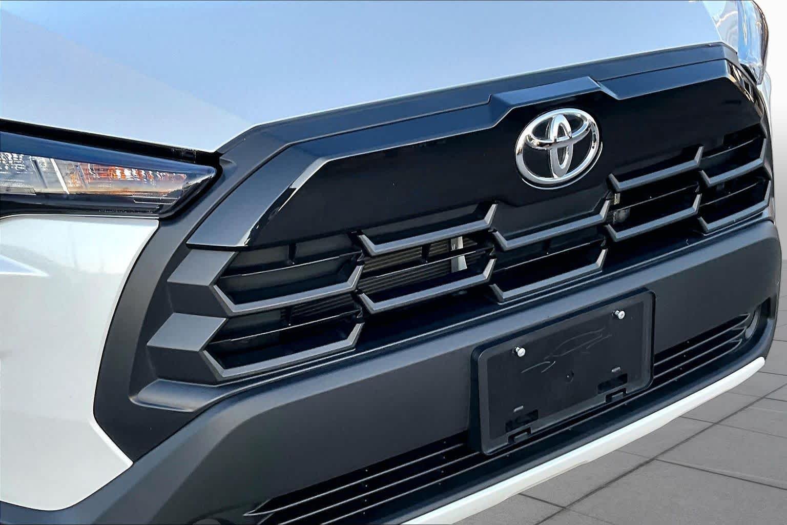 Used 2026 Wind Chill Pearl Toyota LE image 30