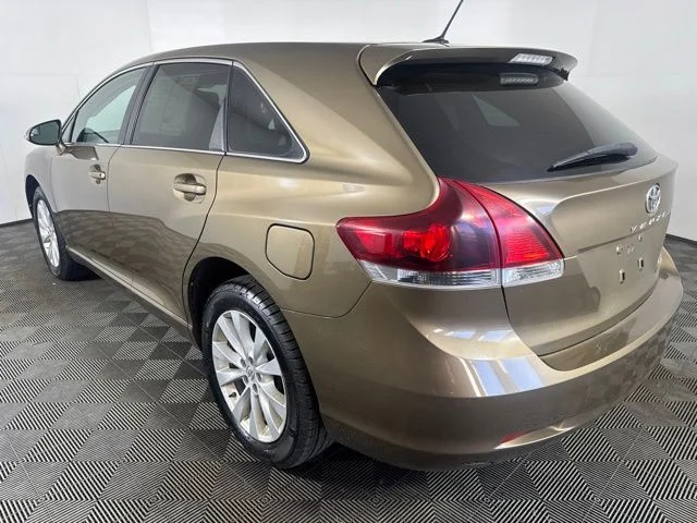 Used 2014 Gold Toyota LE image 6