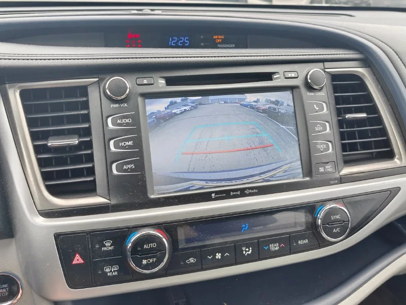 Used 2018 Silver Toyota XLE image 12