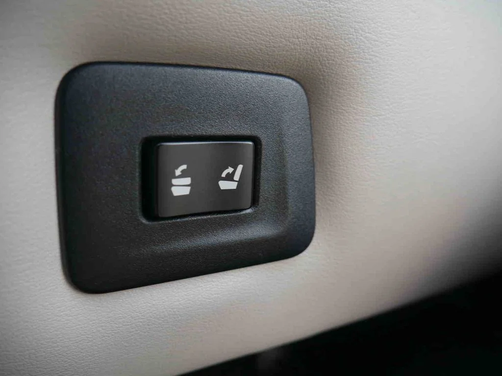 Used 2022 White Lexus 450h image 18