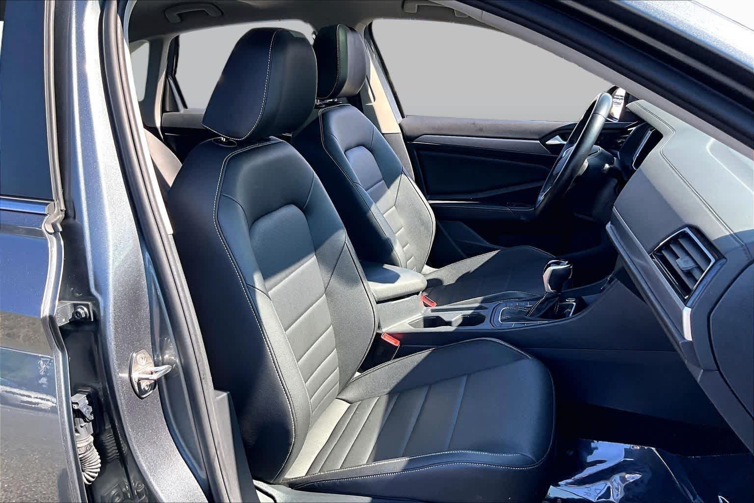 Used 2024 Platinum Gray Metallic Volkswagen SE image 9