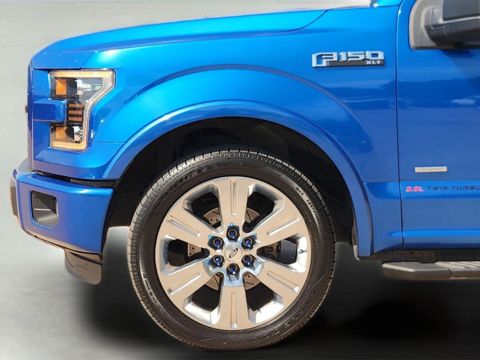 Used 2015  Ford XL image 8