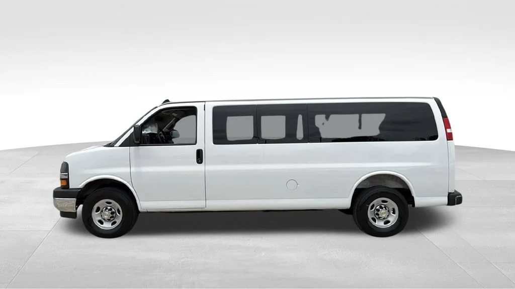 Used 2025 Summit White Chevrolet 1LT image 3