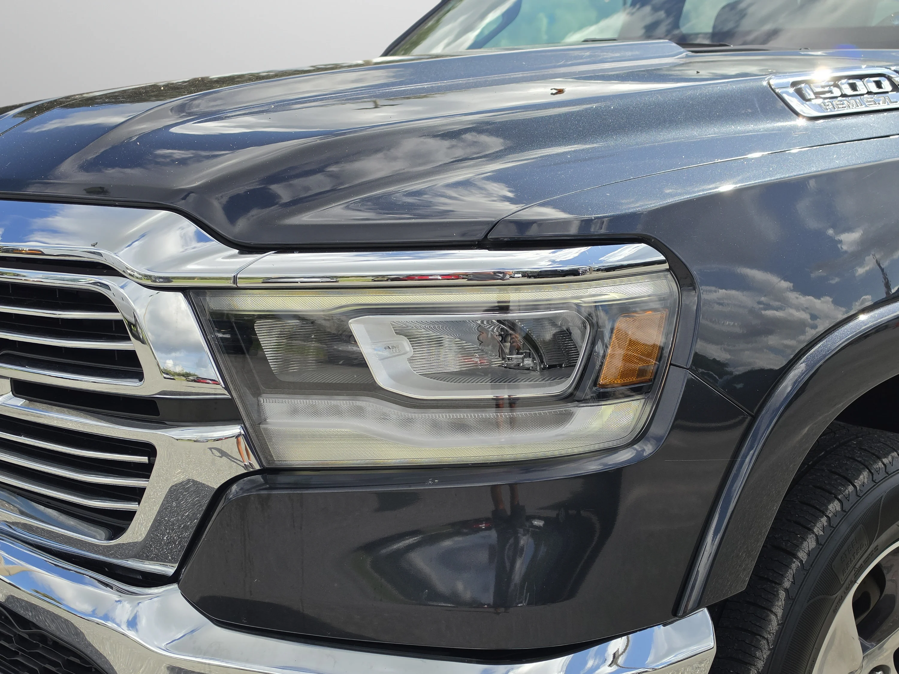 Used 2019 Maximum Steel Metallic Clearcoat Ram Laramie image 13