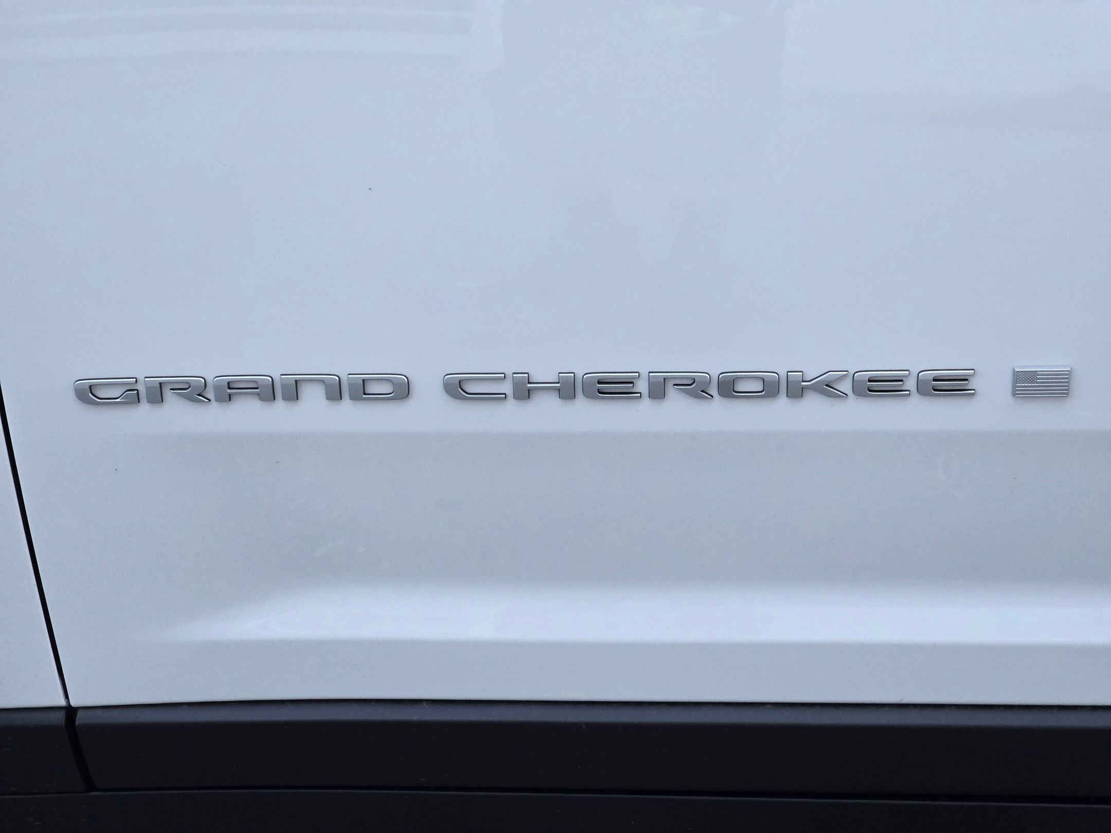 New 2026 Bright White Clear-Coat Exterior Paint Jeep Laredo image 36