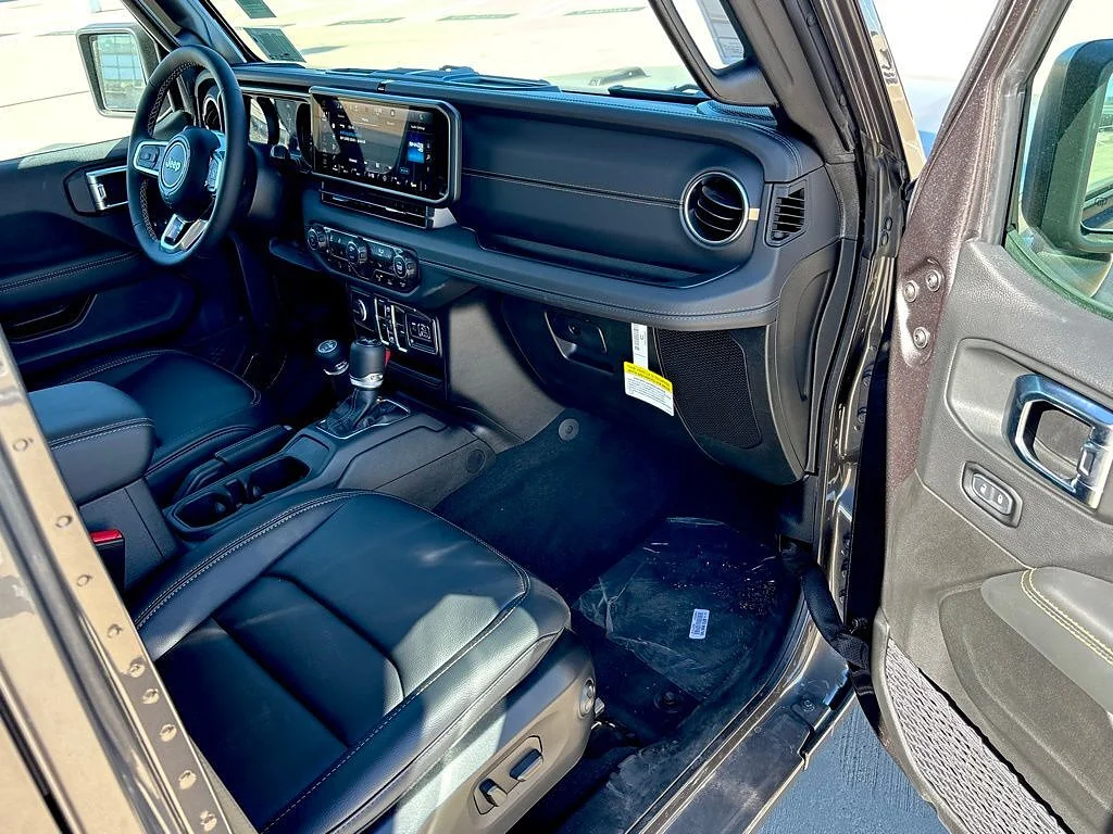 2025 Jeep Wrangler 4-Door Sahara - Photo 24