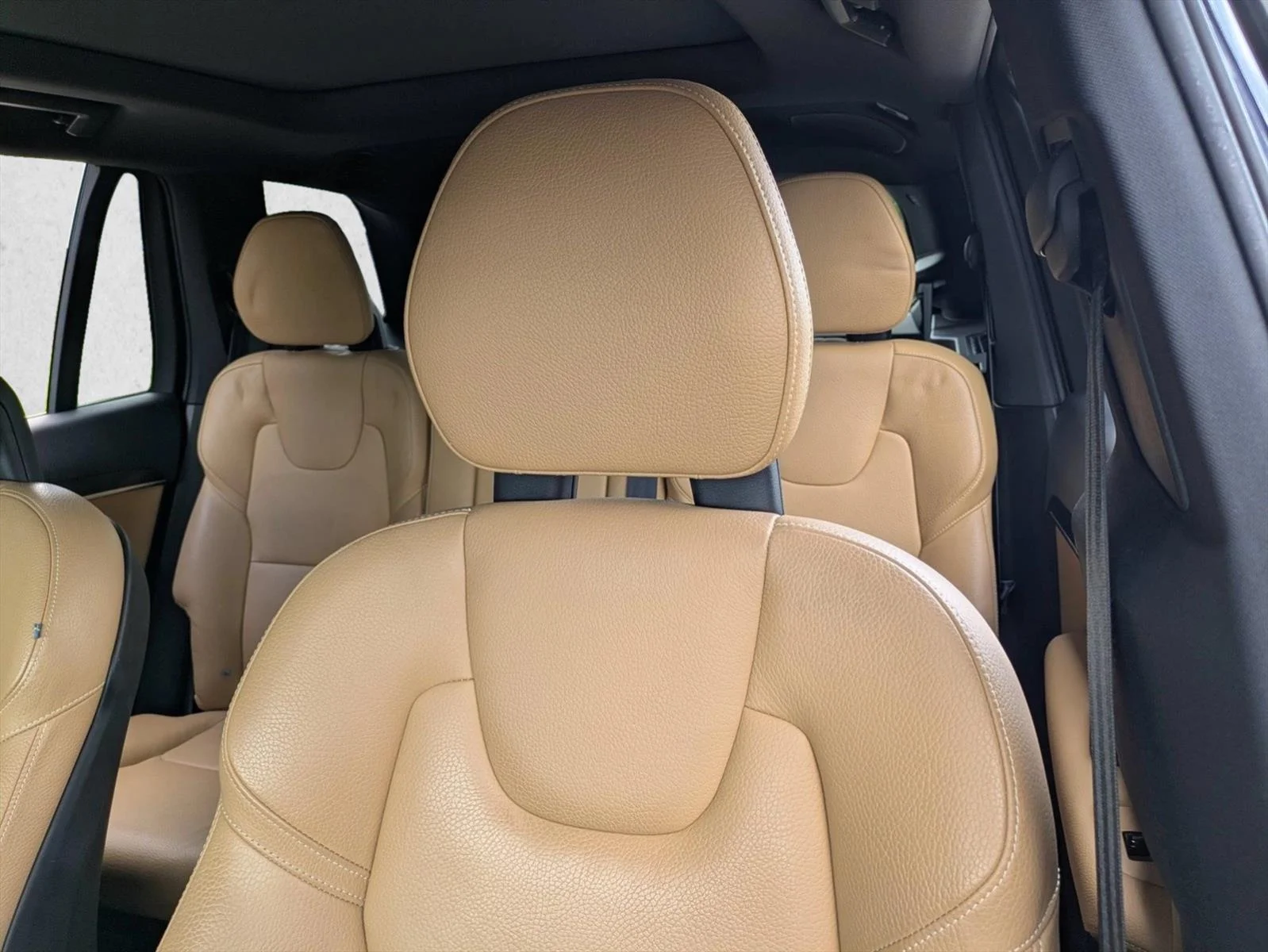 Used 2018 Onyx Black Metallic Volvo Momentum image 14