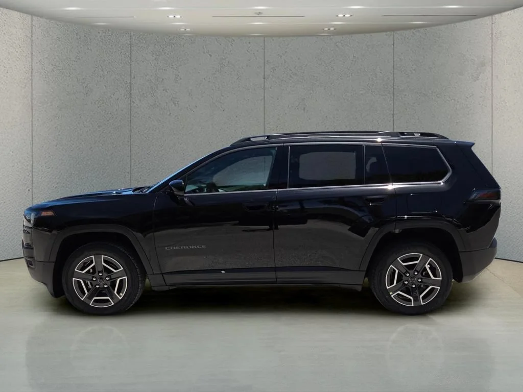 New 2026 Diamond Black Crystal Pearlcoat Jeep Laredo image 9