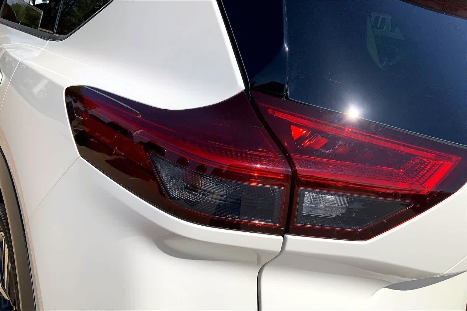 Used 2023 Pearl White Tricoat/Super Black Nissan Platinum image 32