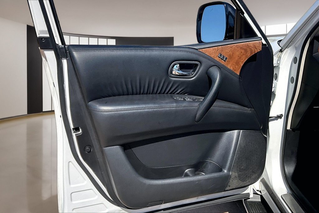 Used 2022 White Nissan SL image 18