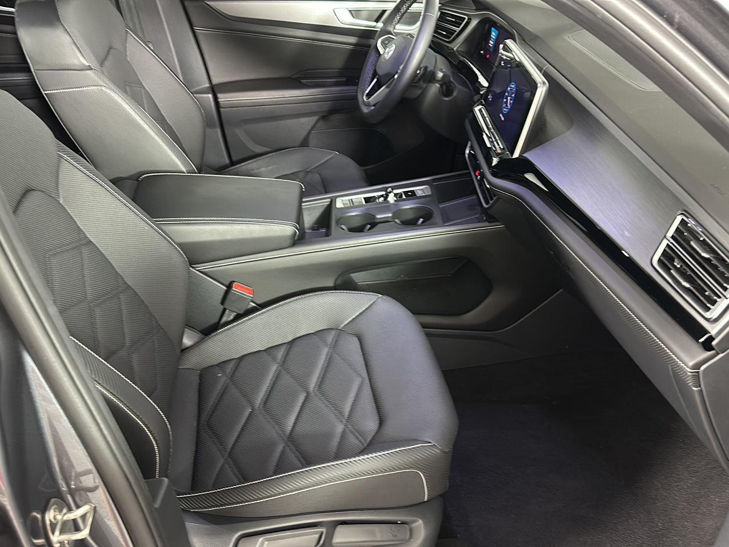 Used 2024 Platinum Gray Metallic Volkswagen 2.0T SE image 6