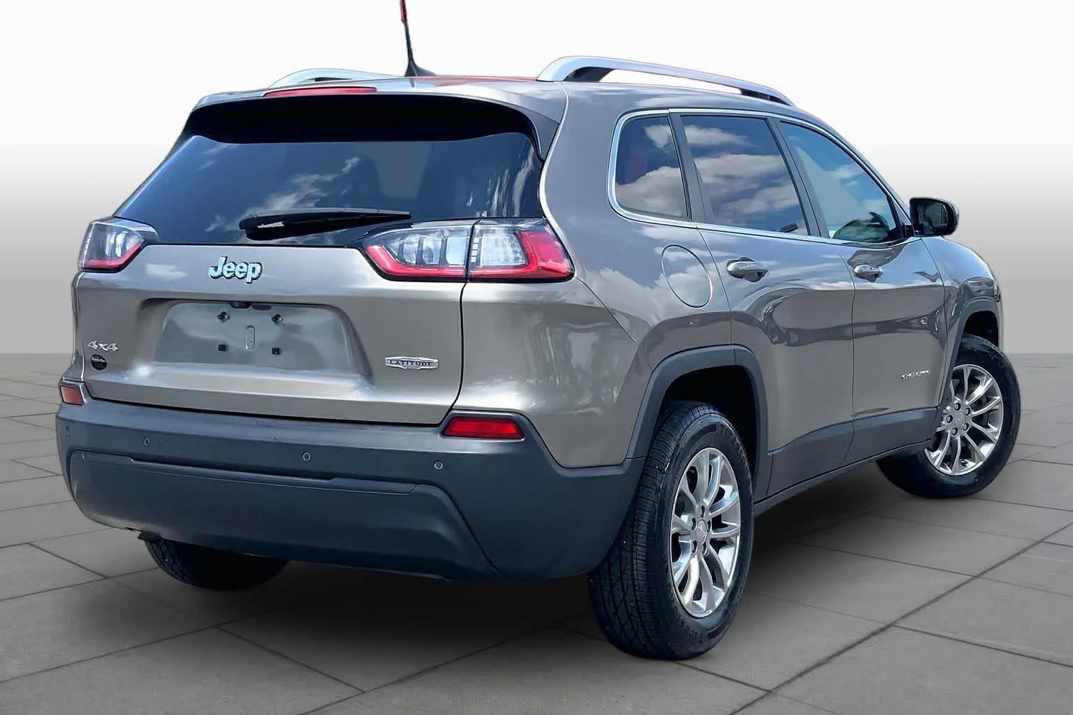 Used 2019 Light Brownstone Pearlcoat Jeep Latitude Plus image 13