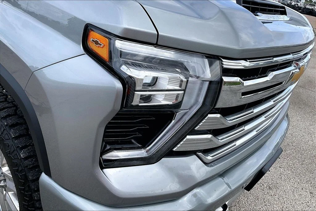 Used 2025 Gray Chevrolet High Country image 33