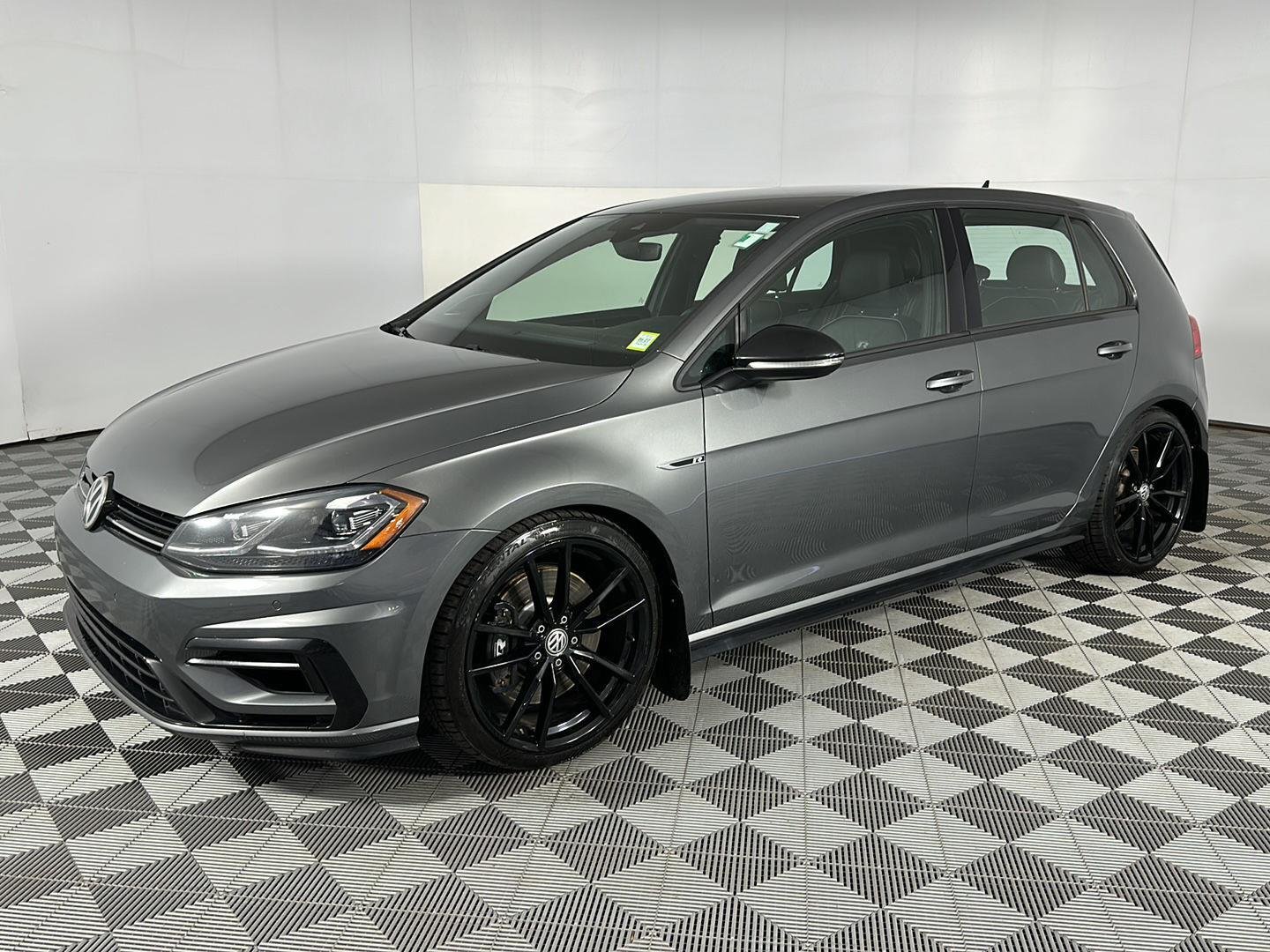 Used 2019 Indium Gray Metallic Volkswagen 4Motion image 3