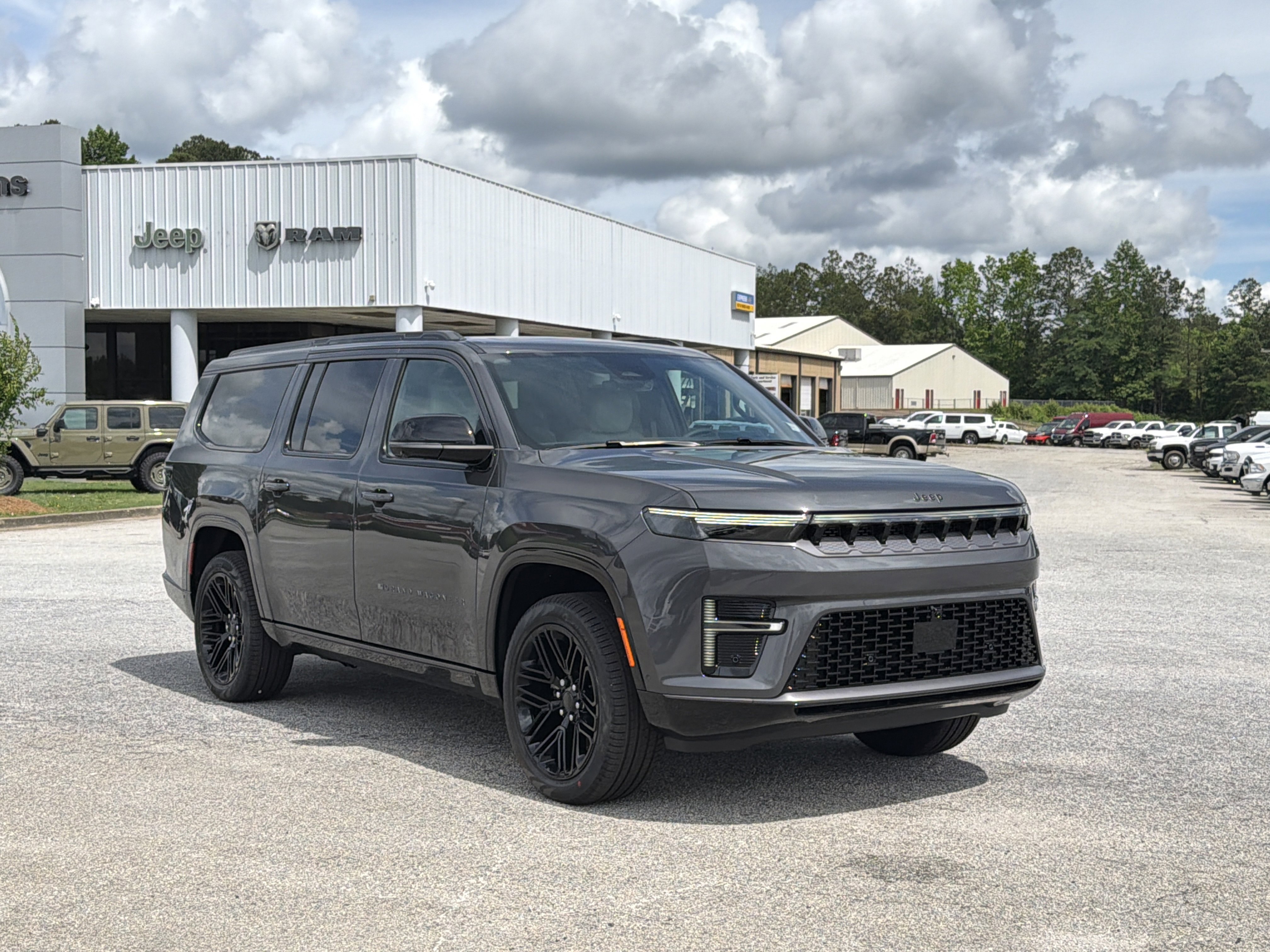 New 2026 Baltic-Gray Metallic Clear-Coat Exterior Paint Jeep Limited Reserve image 2