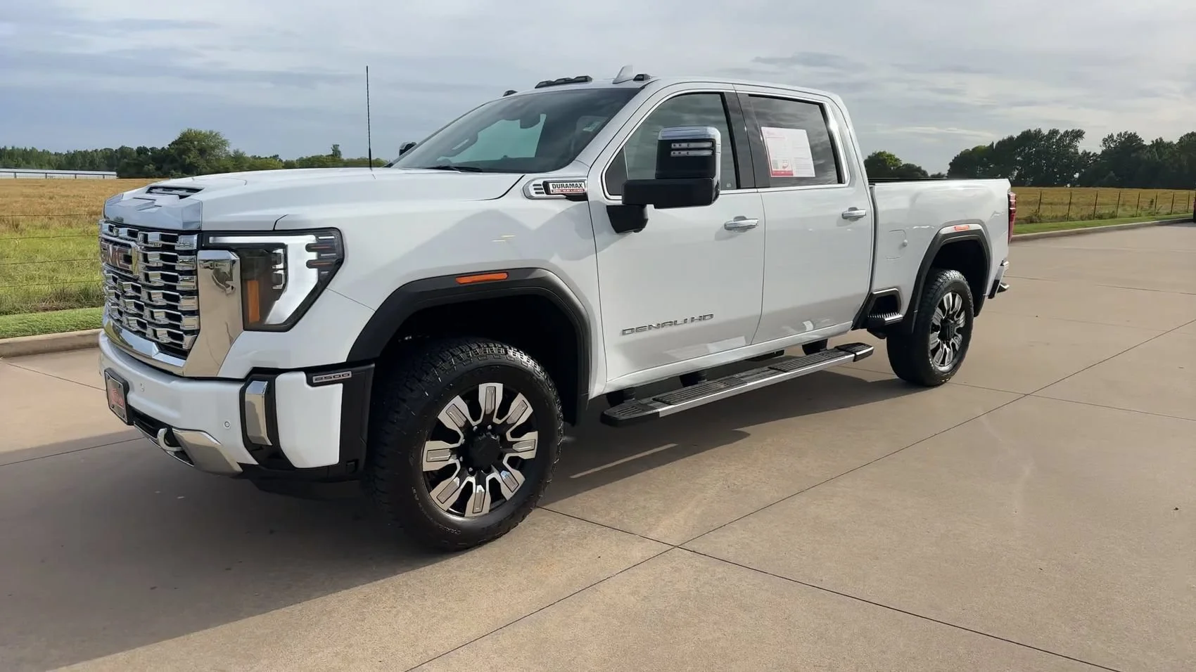 Used 2025 White GMC Denali image 4