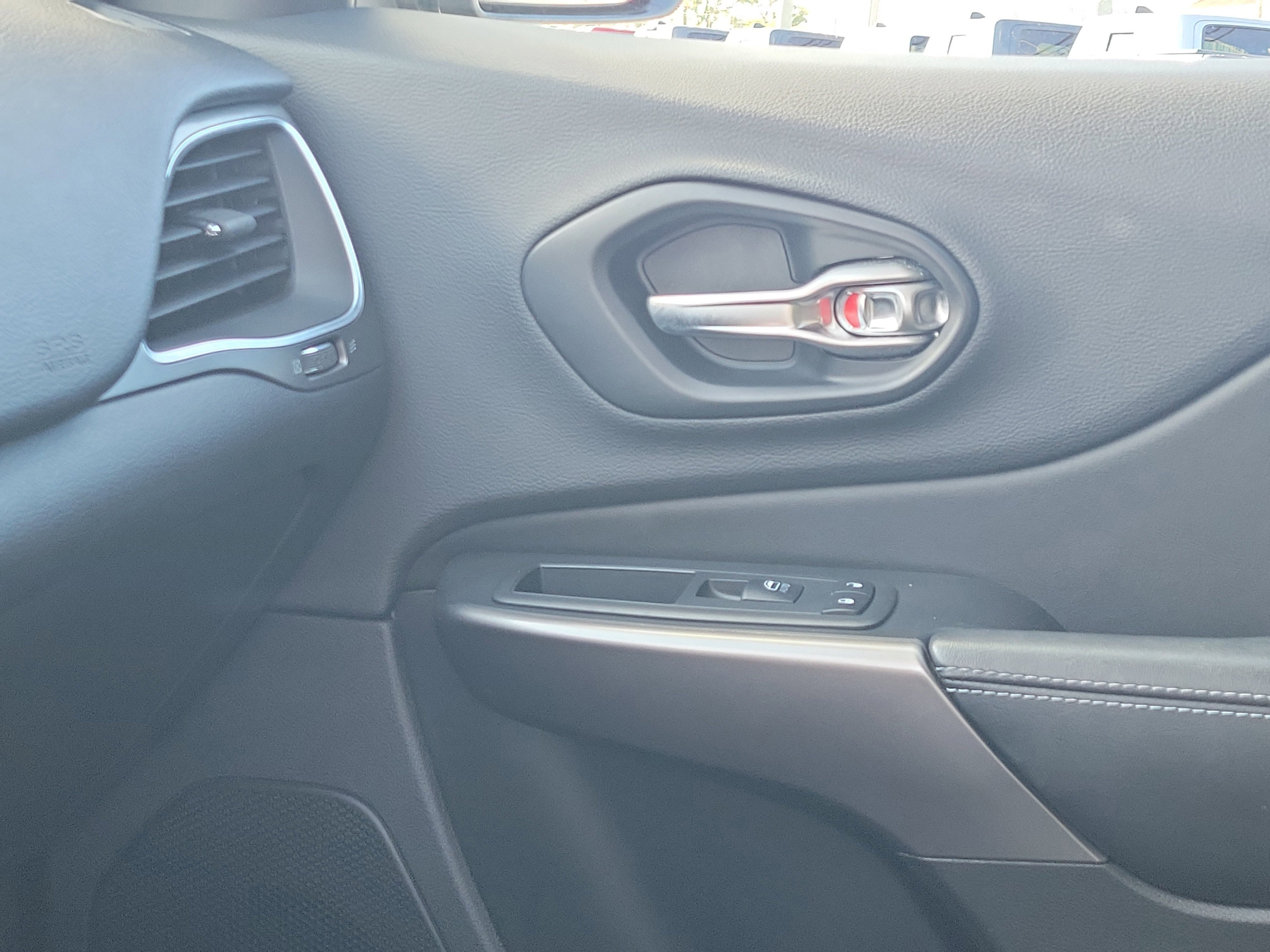 Used 2019 Diamond Black Crystal Pearlcoat Jeep Latitude Plus image 31