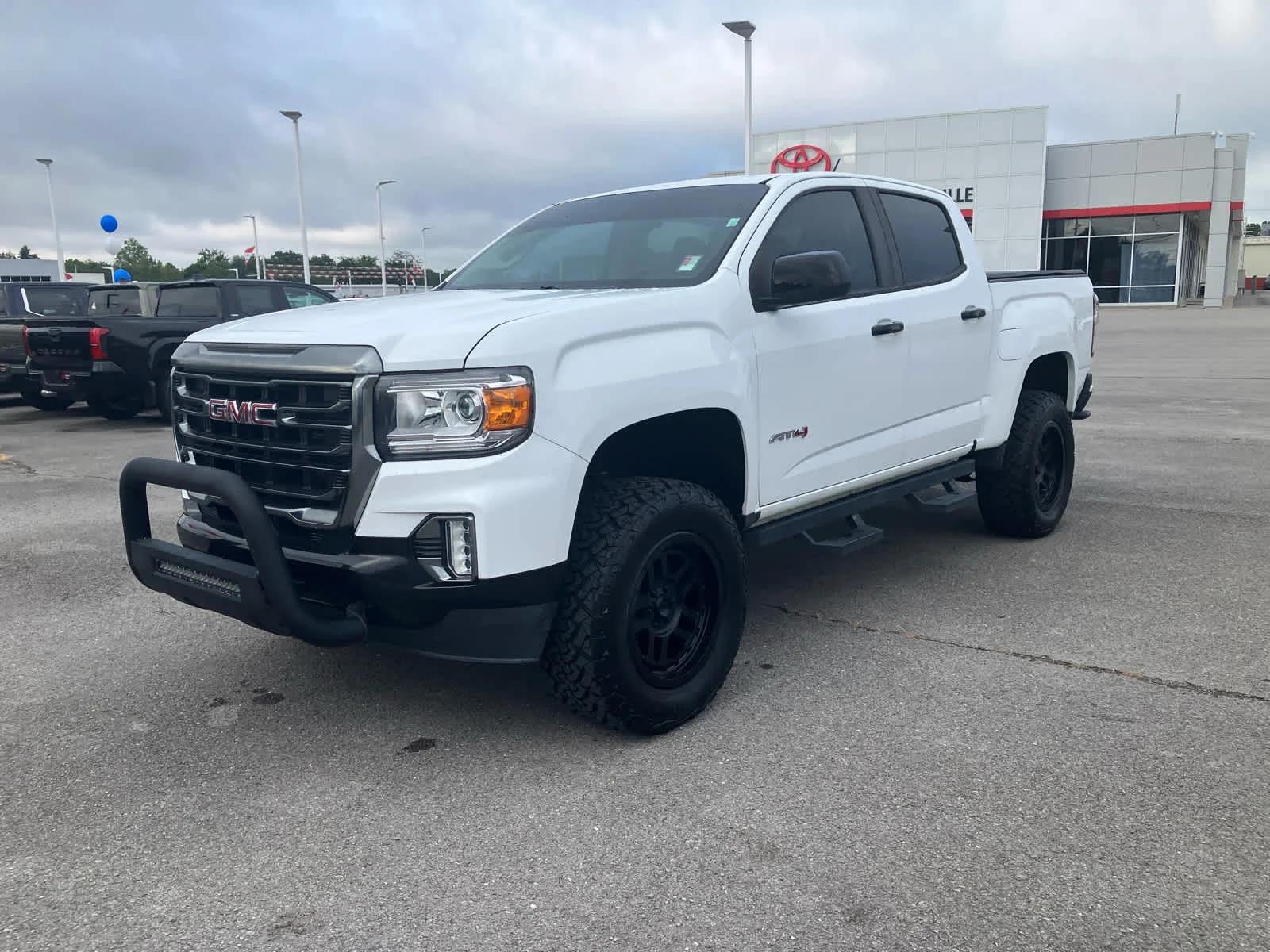 Used 2021 Summit White GMC 4WD AT4 w/Leather image 3