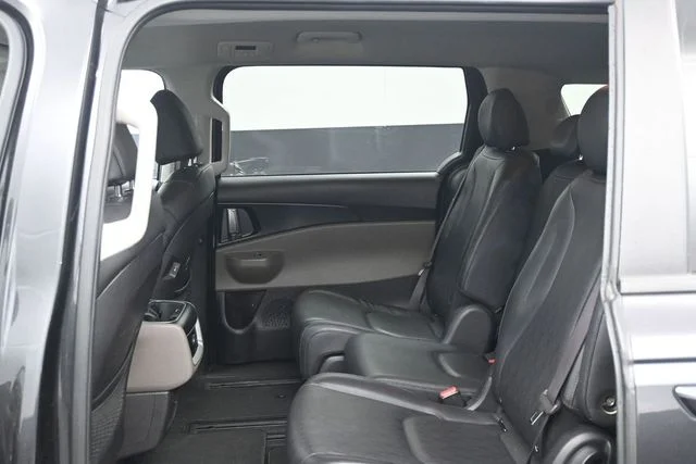 Certified Used 2025 Metal Kia LXS image 5