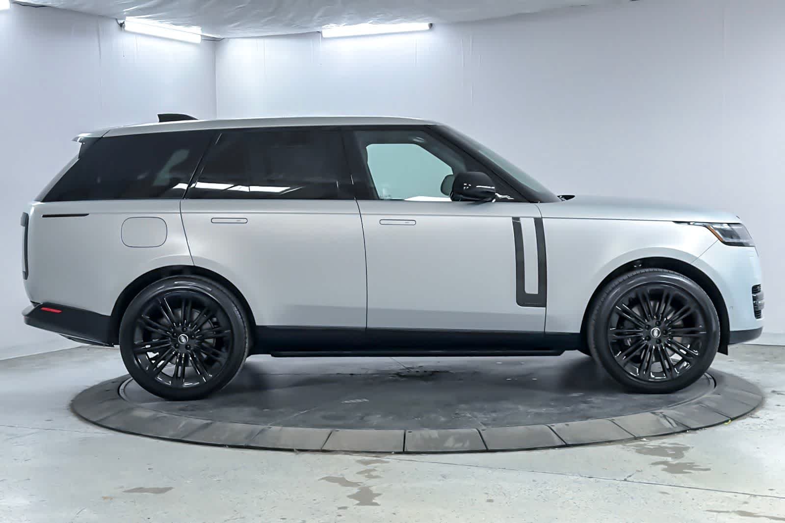 Used 2025  Land Rover Autobiography image 8